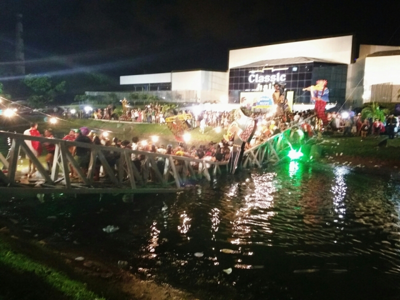 Ponte que dá acesso ao Classic Hall cede e deixa dezenas de pessoas feridas