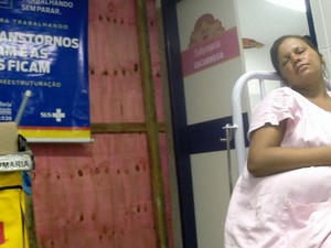 Bebês dividem o mesmo leito em hospital público infantil no Recife