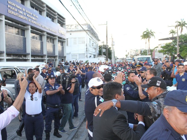 Guarda que reagiu e matou suspeito em Camaragibe presta depoimento