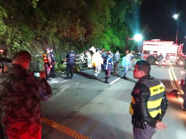 Ônibus com 46 passageiros capota na Rodovia Mogi-Bertioga; 16 morrem