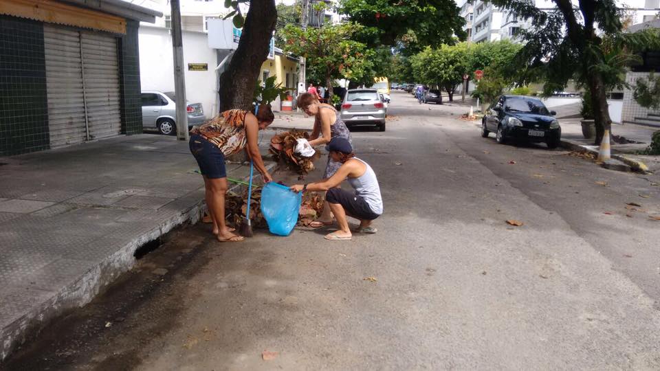 CRISE NA LIMPEZA DO RECIFE: Moradores limpam rua em Setúbal