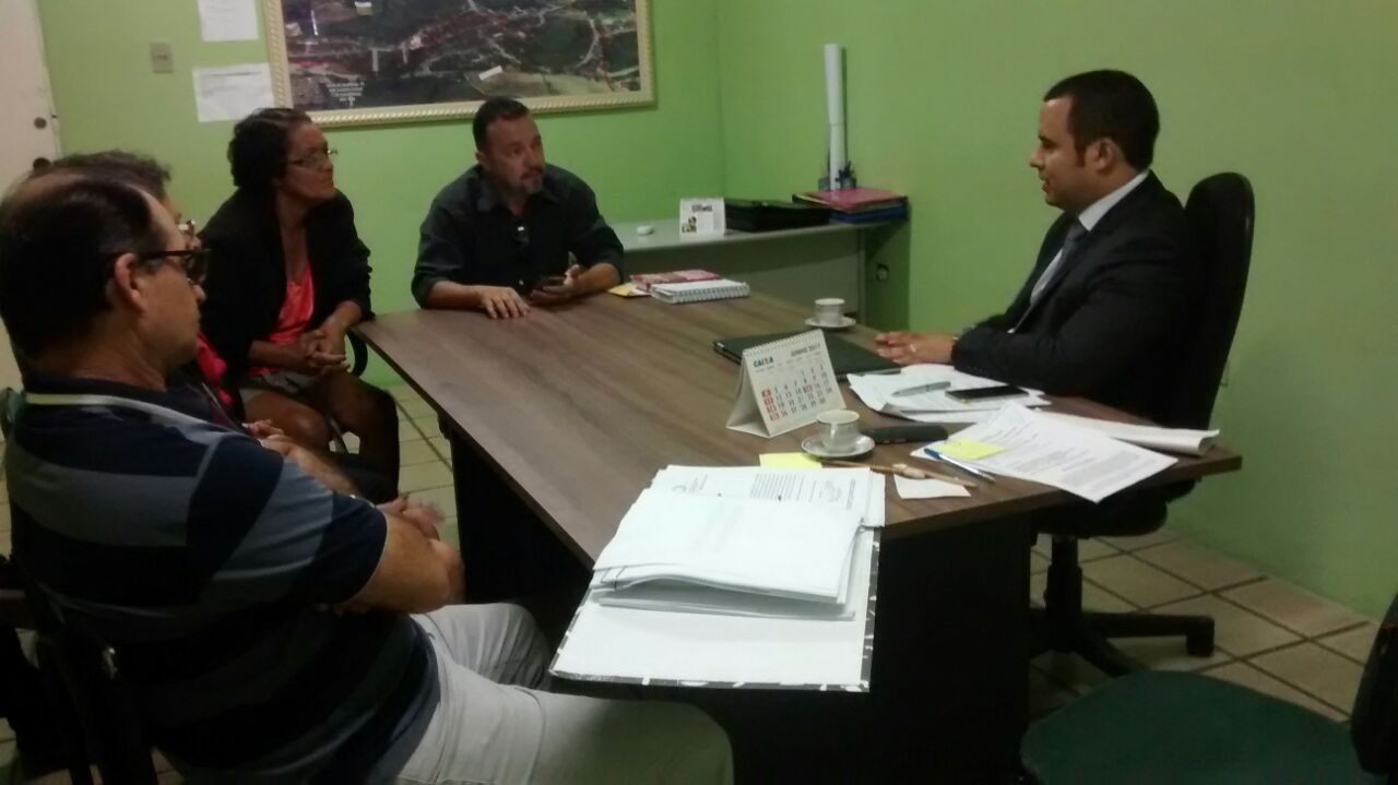 Presidente do Sinsmucbg Reúne-se com Prefeito de Barra de Guabiraba e Conquista Melhorias para os Servidores.