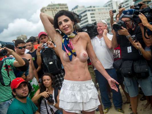 Manifestantes fazem ‘Toplessaço’ na praia de Ipanema, no Rio.