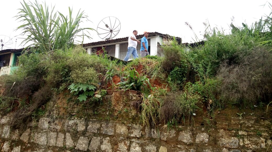 Fortes chuvas causam deslizamento de barreiras e deixa famílias desalojadas em Cortês.