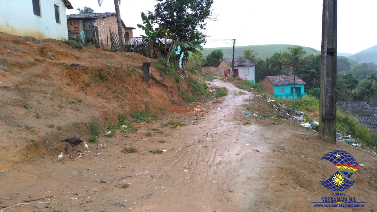 Moradores de Gameleira sofre por falta de saneamento básico.