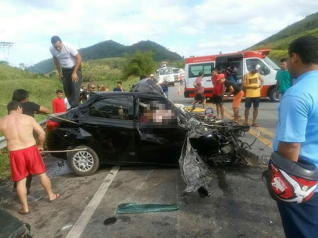 Sete veículos se envolvem em acidente durante protesto do MST na BR-232.