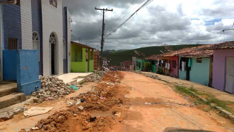 Em Cortês, moradores reclamam de transtornos causas por obras em rua.