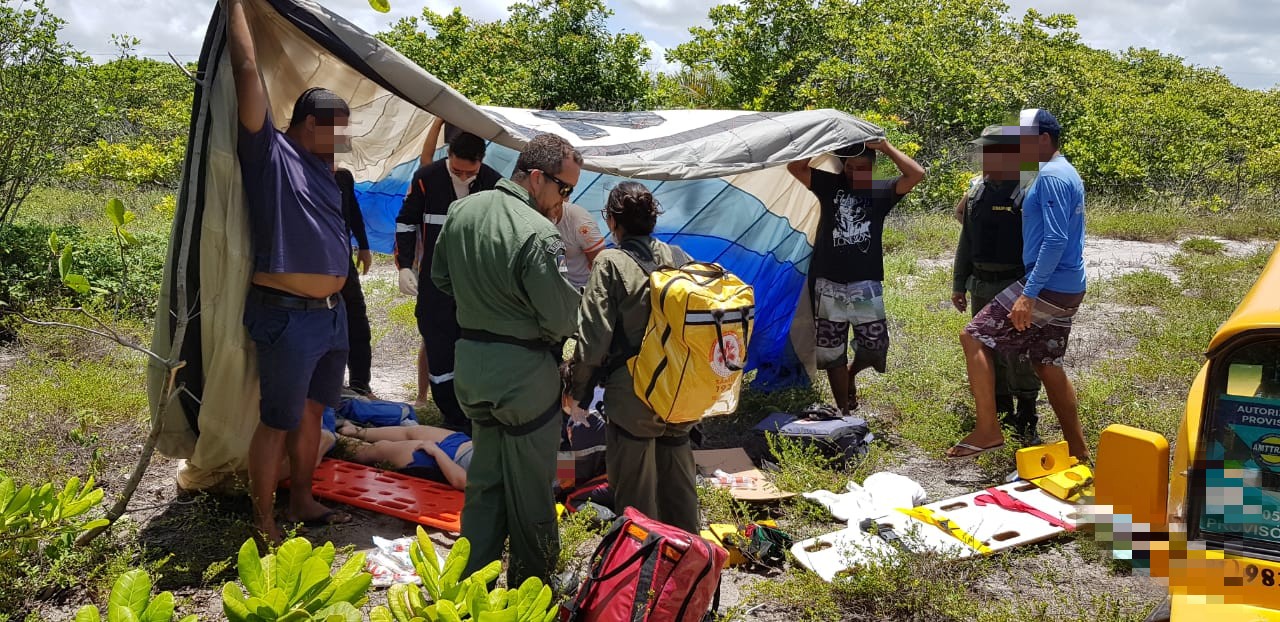 Mulher é resgatada após cair de para-motor em Porto de Galinhas