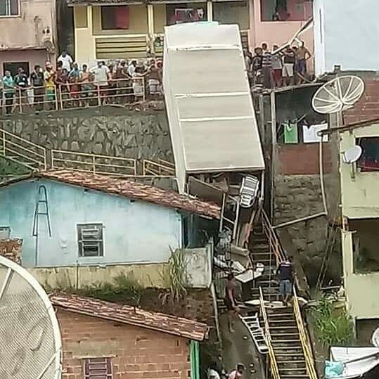 Caminhão derrapa, cai em ladeira e atinge casa no Cabo de Santo Agostinho