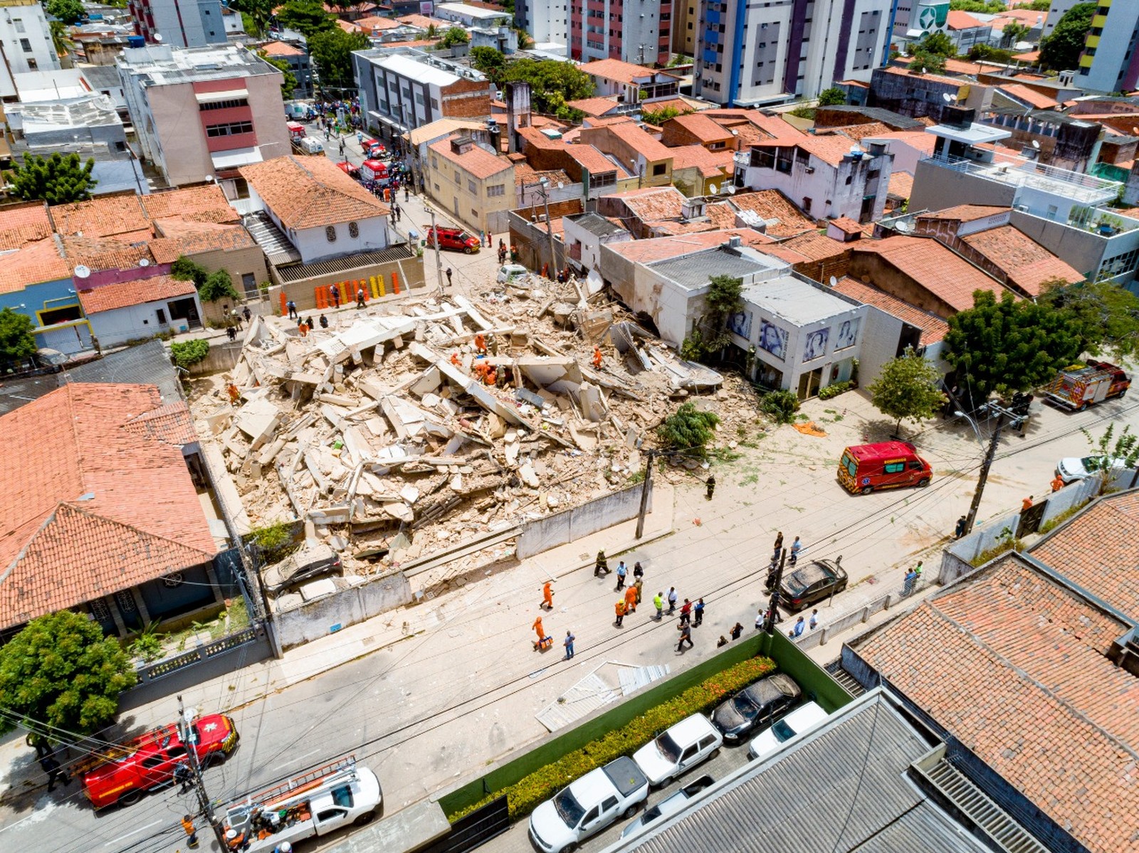 Um morre e nove são resgatados feridos após prédio cair em Fortaleza.