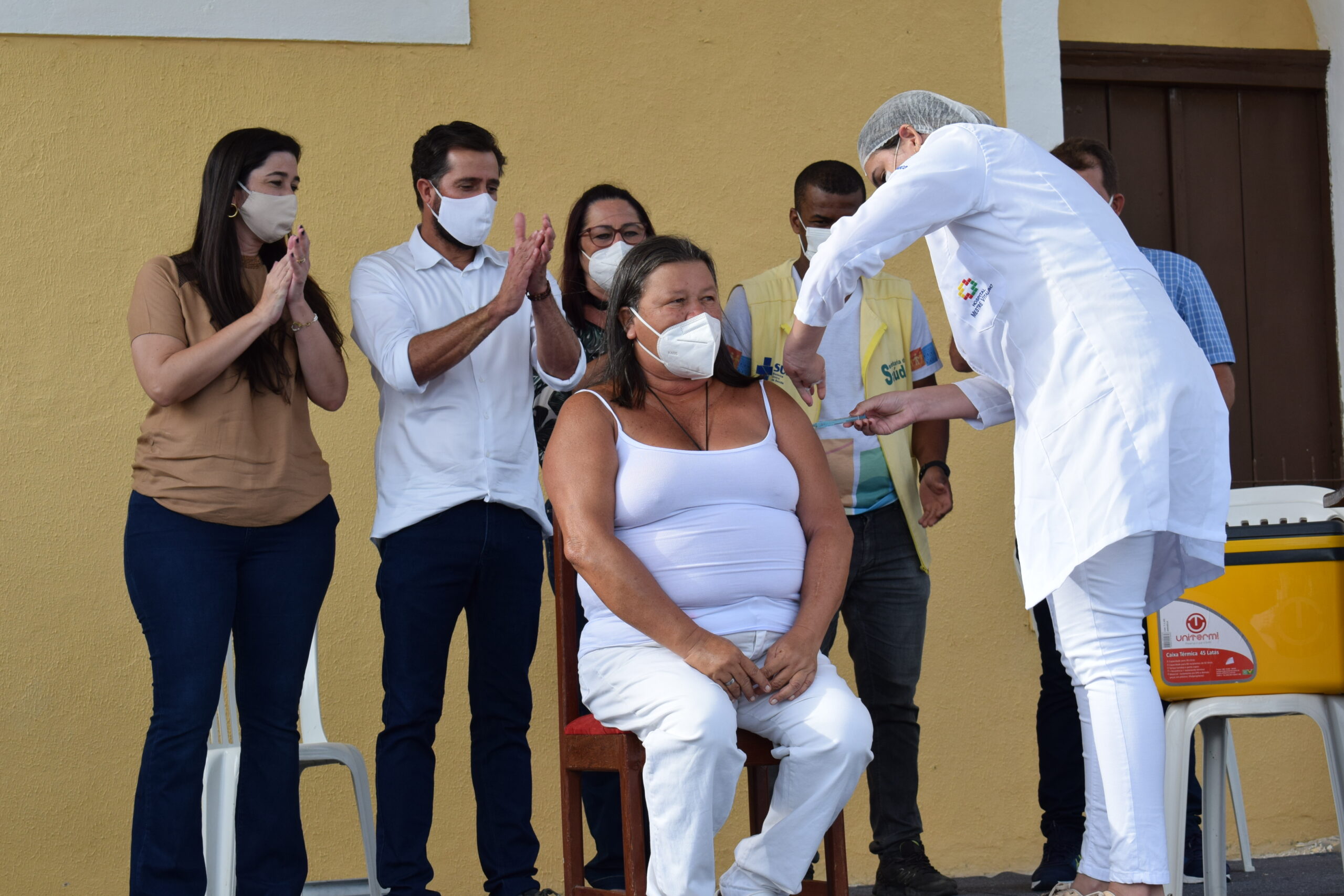 Tec. De Enfermagem é a primeira mulher a receber vacina contra a Covid-19 em Bonito