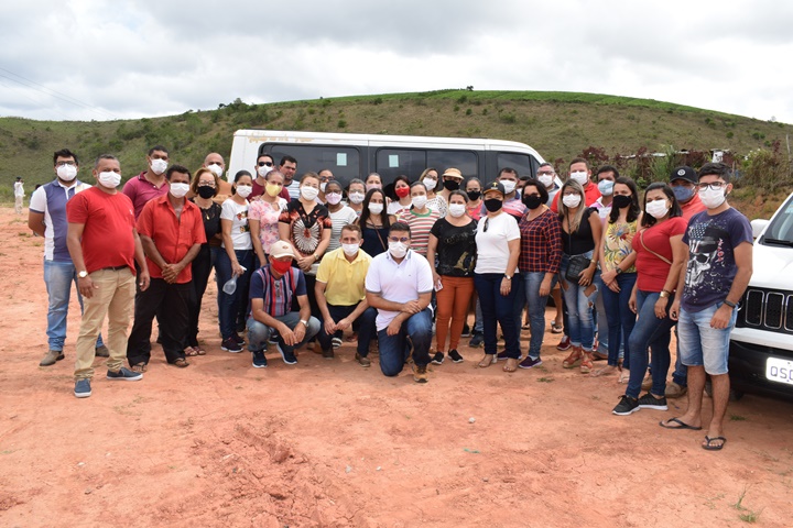 Prefeito Diogo Carlos realiza entrega de 500 cestas básicas a população carente de Barra de Guabiraba.