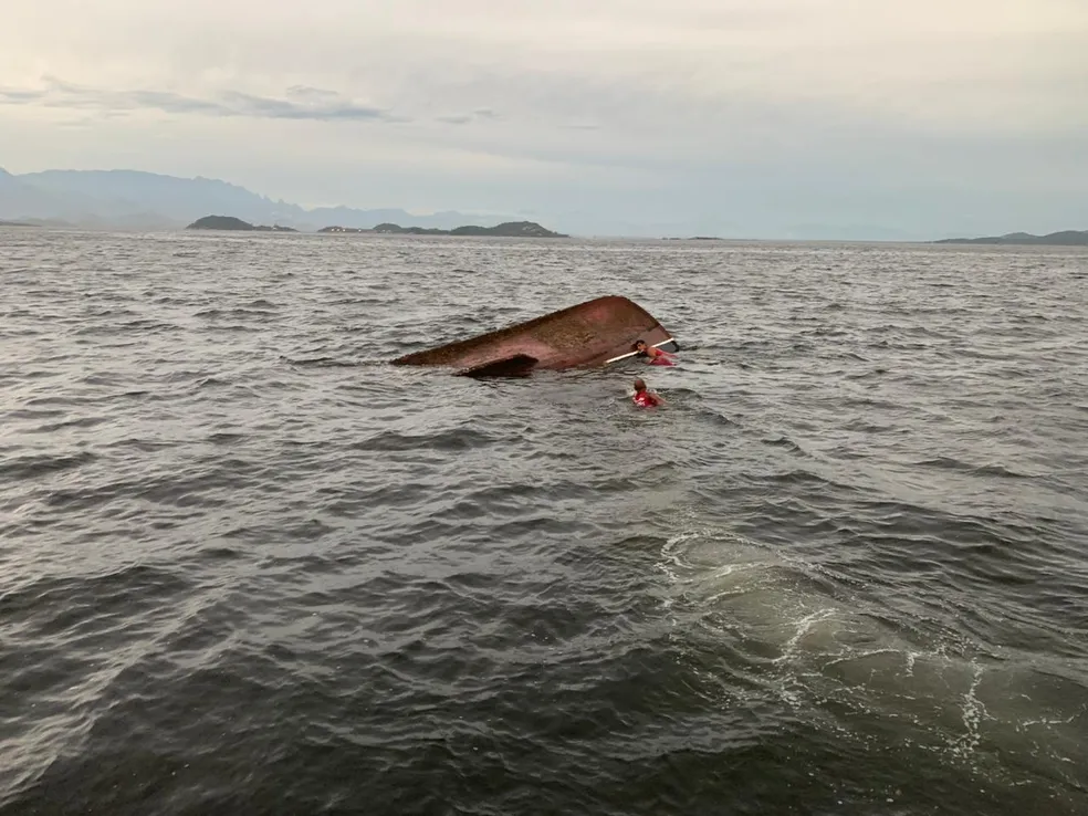 Embarcação afunda na Baía de Guanabara; 2 corpos são encontrados e 6 pessoas estão desaparecidas