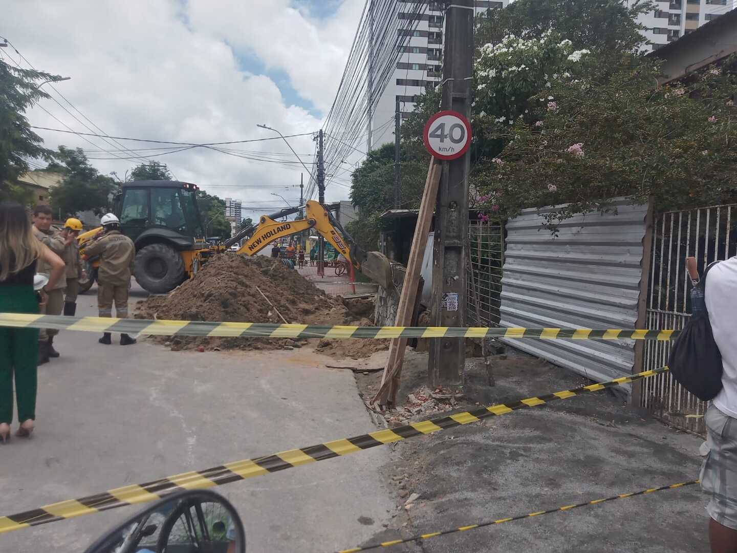 Homem morre soterrado após ser atingido por desabamento de muro na Várzea, Zona Oeste do Recife