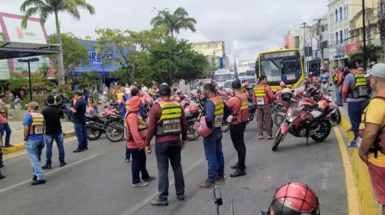 Mototaxistas realizam protesto em Caruaru