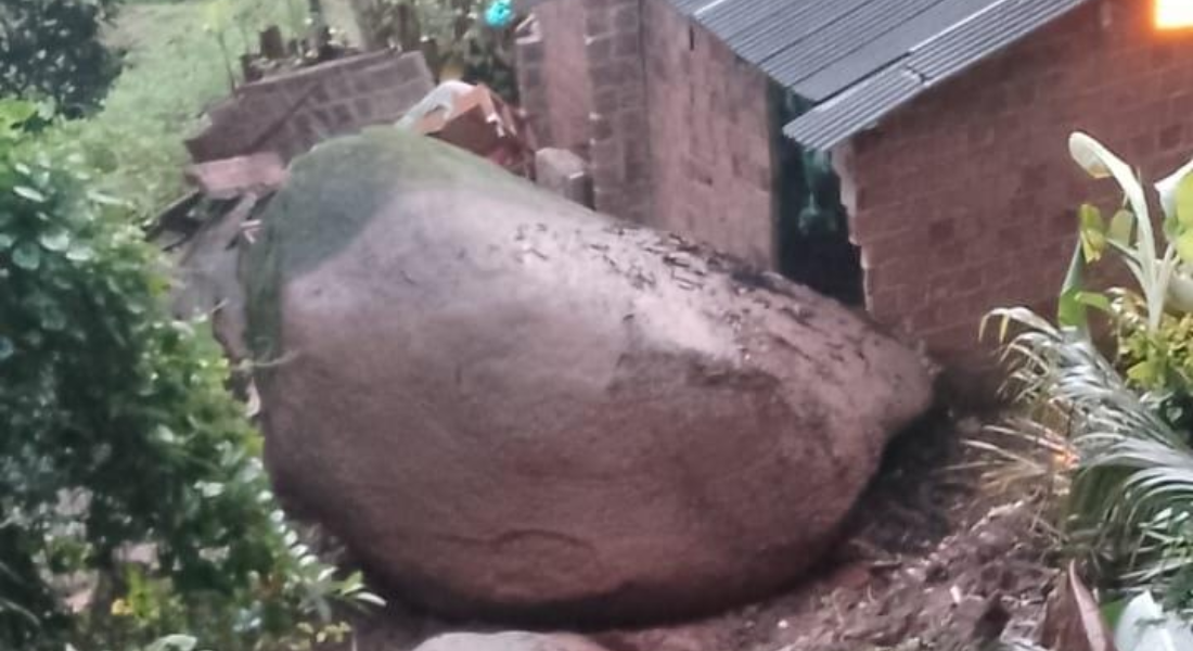 Pedra gigante desliza e atinge muro de casa em Jaboatão dos Guararapes