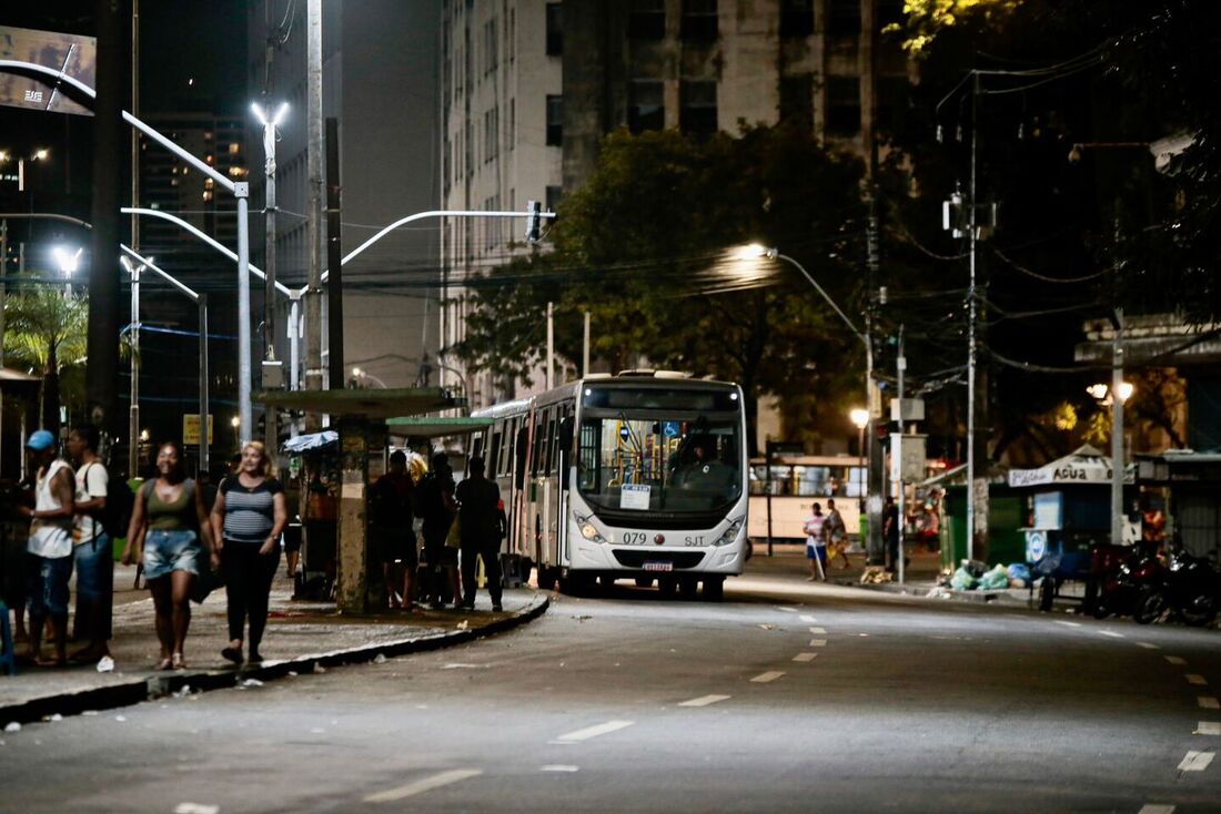 Lei garante passe livre em ônibus a acompanhante de pessoas com autismo em Pernambuco