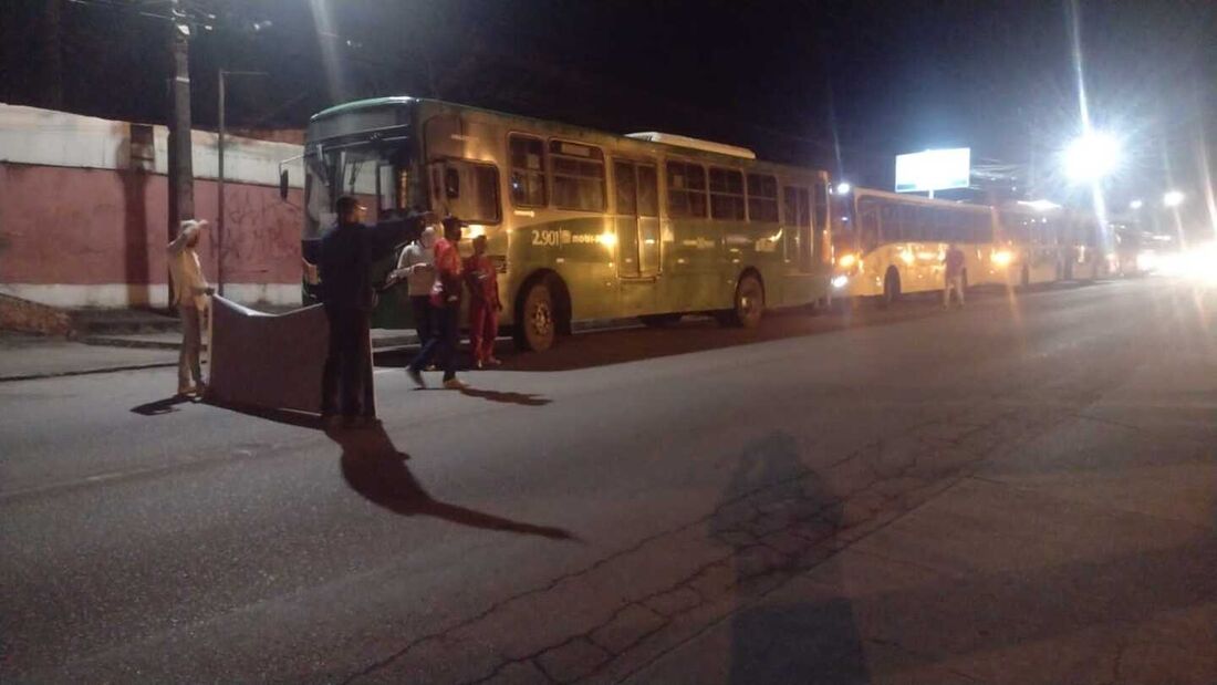 Passageiros descem de ônibus após coletivos terem viagens interrompidas em sexto dia de greve