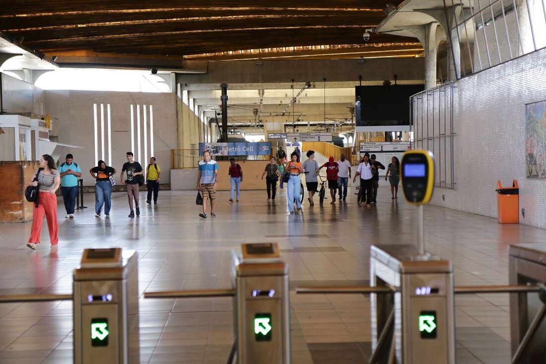 Metrô passa a operar com 100% da frota nos horários de pico e fecha no resto do dia; greve continua