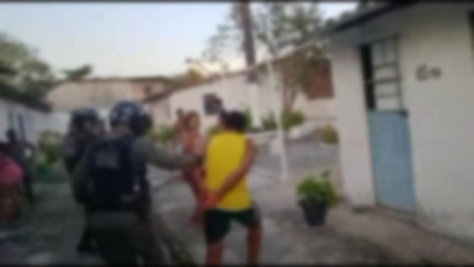 Homem mata ex-esposa a facadas, fere vizinho que tentou salvar vítima e é preso em Goiana