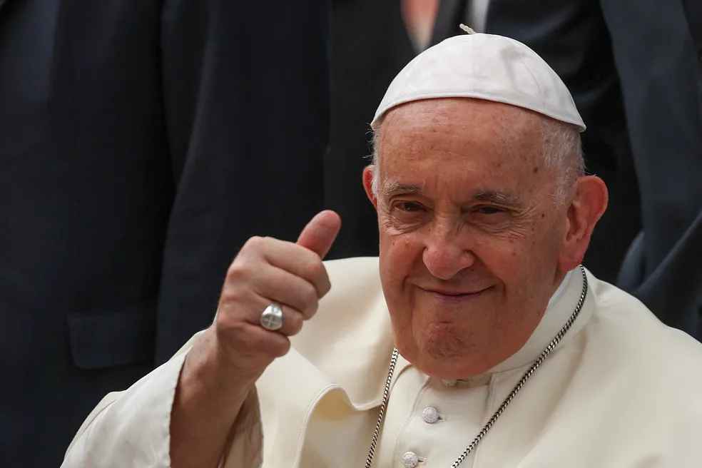 Papa Francisco sugere, pela primeira vez, que casais de pessoas do mesmo sexo possam ganhar a bênção