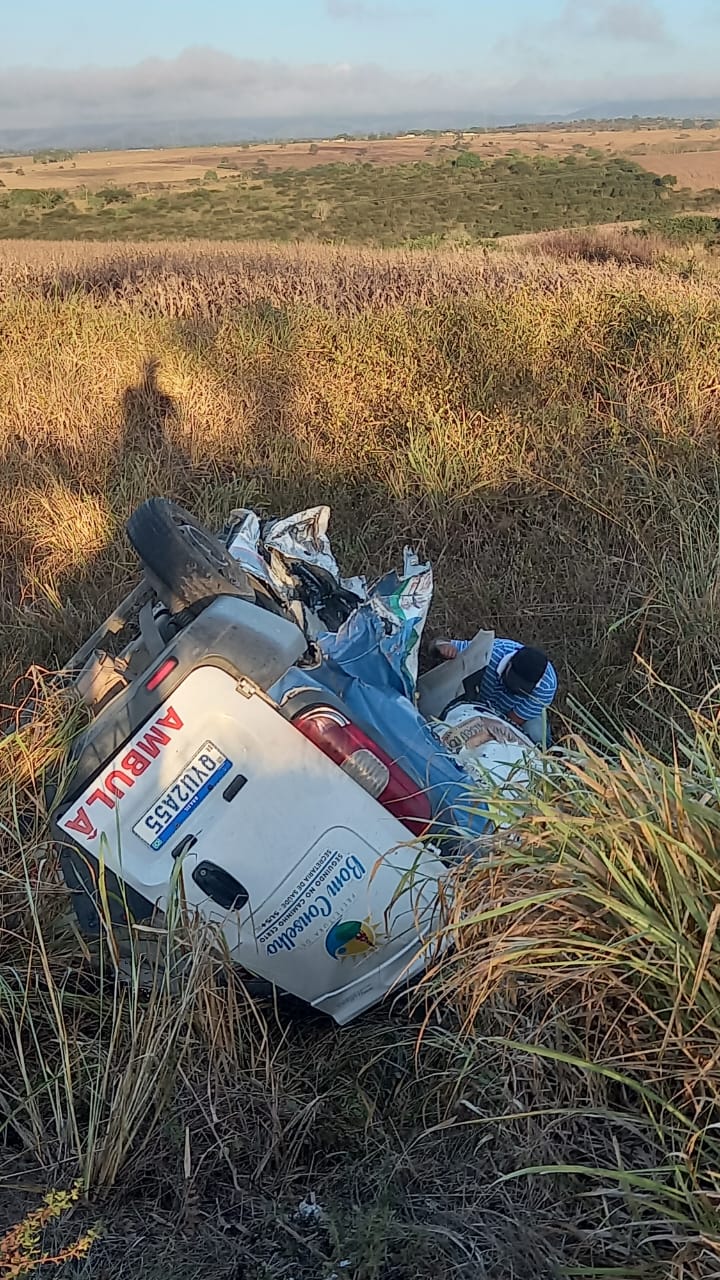 ACIDENTE COM AMBULÂNCIA DEIXA TRÊS MORTOS NO AGRESTE PERNAMBUCANO.