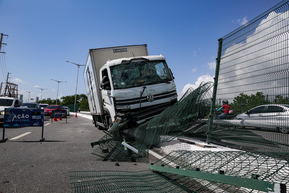 Motorista cochila ao volante, bate na Via Mangue e derruba grades