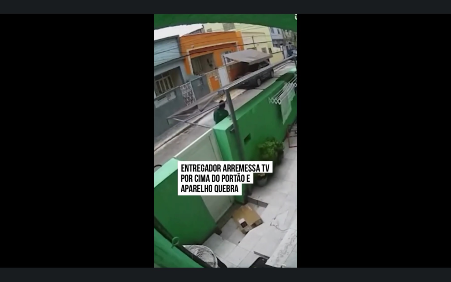 VÍDEO: entregador arremessa caixa com TV por cima de portão de casa e danifica aparelho