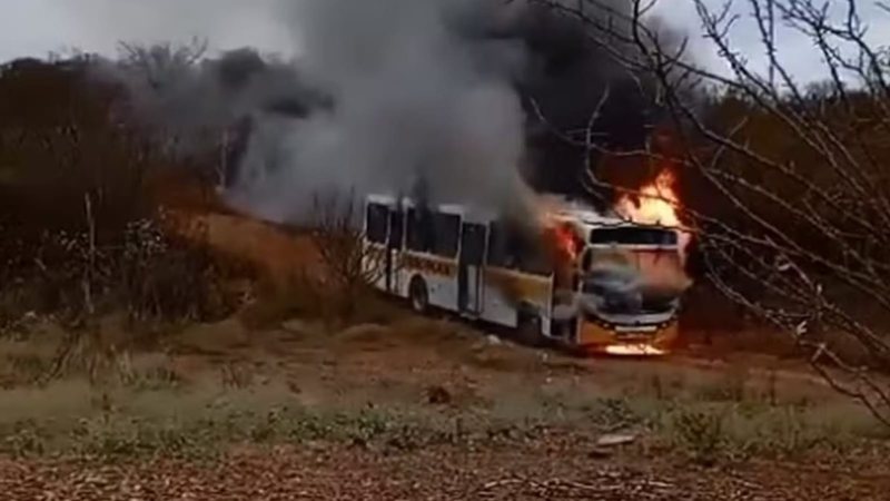 Ônibus escolar pega fogo durante transporte de estudantes, no Sertão de Pernambuco!