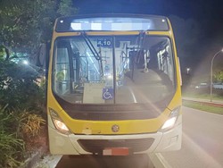 Adolescente de 17 anos pula de ônibus e quebra as 2 pernas após “surfe” no coletivo.