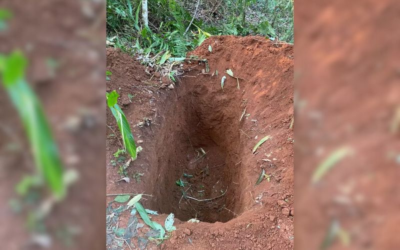 Mulher abre cova para enterrar ex-companheiro e é encontrada morta perto do buraco.